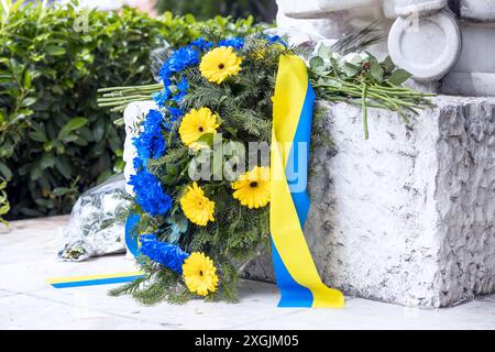 Corona funeraria commemorativa Ucraina con bandiera nazionale Ucraina e fiori blu e gialli Foto Stock