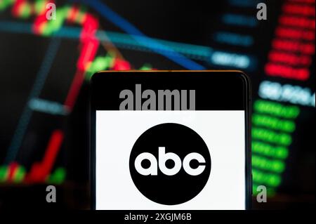 Cina. 21 giugno 2024. In questa immagine, il logo della rete televisiva americana ABC News visto su uno smartphone con un grafico dell'indice di borsa sullo sfondo. (Credit Image: © Budrul Chukrut/SOPA Images via ZUMA Press Wire) SOLO PER USO EDITORIALE! Non per USO commerciale! Foto Stock
