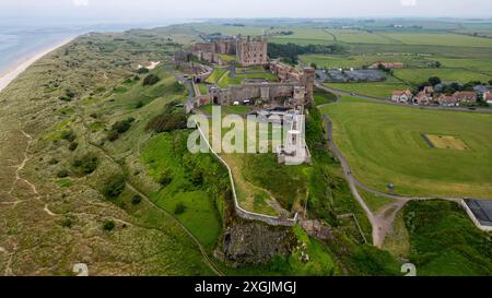 Vista aerea del castello di Bamburgh, Northumberland, Inghilterra, Regno Unito Foto Stock