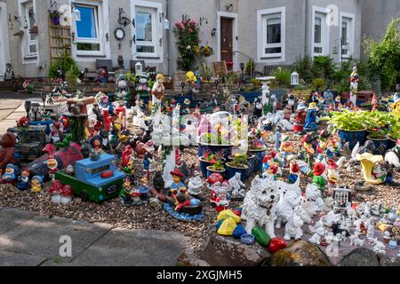 Gnomi da giardino in mostra per beneficenza, Town Yetholm, Scottish Borders, Regno Unito Foto Stock