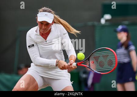 Londra, Inghilterra, Regno Unito. 9 luglio 2024. DONNA VEKIC (CRO) in azione, ritorna con il rovescio durante i Campionati di Wimbledon. Vekic ha vinto 5-7 6-4 6-1. (Credit Image: © Mathias Schulz/ZUMA Press Wire) SOLO PER USO EDITORIALE! Non per USO commerciale! Foto Stock