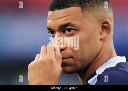 Il francese Kylian Mbappe tocca il naso nel riscaldamento in vista della semifinale di UEFA Euro 2024 alla Munich Football Arena, in Germania. Data foto: Martedì 9 luglio 2024. Foto Stock