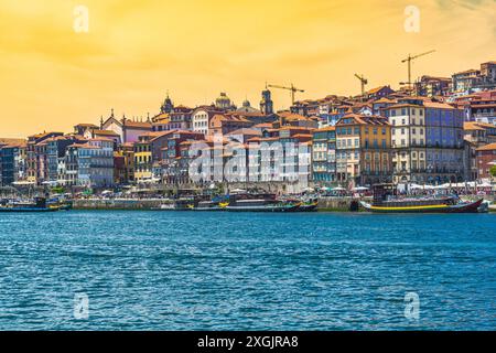 Porto, la città portoghese famosa in tutto il mondo per il suo omonimo, costruita sull'estuario del fiume Douro prima di sfociare nell'Atlantico Foto Stock