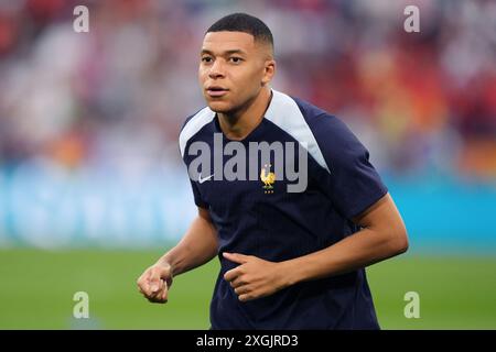 Il francese Kylian Mbappe si scalda davanti alla semifinale di UEFA Euro 2024 alla Munich Football Arena, in Germania. Data foto: Martedì 9 luglio 2024. Foto Stock