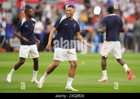 Il francese Kylian Mbappe (centro) si scalda davanti alla semifinale di UEFA Euro 2024 alla Munich Football Arena, in Germania. Data foto: Martedì 9 luglio 2024. Foto Stock