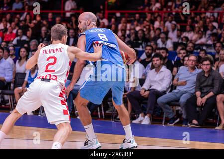 Pireo, Grecia. 7 luglio 2024. Goran Filipovic (L) della Croazia e Nick Calathes (R) della Grecia in azione durante la finale del Torneo di qualificazione Olimpica tra Grecia e Croazia allo Stadio della Pace e dell'amicizia. Punteggio finale: Grecia 80-69 Croazia. (Foto di Nicholas Muller/SOPA Images/Sipa USA) credito: SIPA USA/Alamy Live News Foto Stock