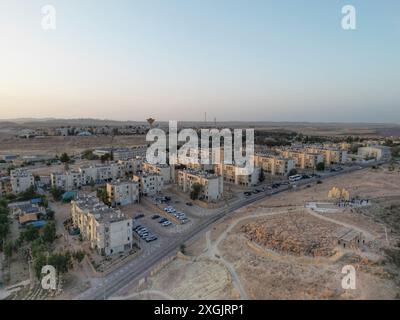 Vista dall'alto sulla città di Mizpe Ramon e sul cratere Makhtesh Ramon - Israele Foto Stock