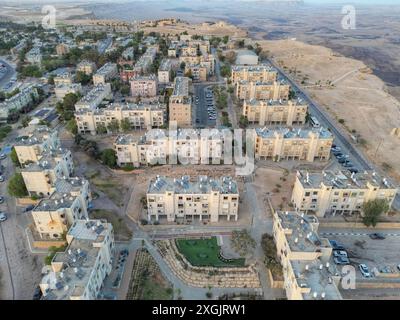 Vista dall'alto sulla città di Mizpe Ramon e sul cratere Makhtesh Ramon - Israele Foto Stock