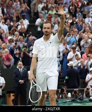 Londra, Regno Unito. 9 luglio 2024. Daniil Medvedev celebra la vittoria nei quarti di finale maschile contro l'italiana Jannik Sinner ai Campionati di Wimbledon 2024 a Londra martedì 9 luglio 2024. Foto di Hugo Philpott/UPI credito: UPI/Alamy Live News Foto Stock