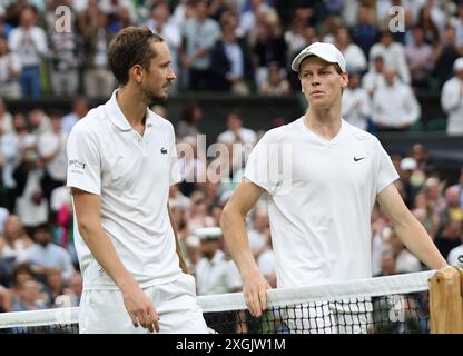 Londra, Regno Unito. 9 luglio 2024. Daniil Medvedev celebra la vittoria nei quarti di finale maschile contro l'italiana Jannik Sinner ai Campionati di Wimbledon 2024 a Londra martedì 9 luglio 2024. Foto di Hugo Philpott/UPI credito: UPI/Alamy Live News Foto Stock
