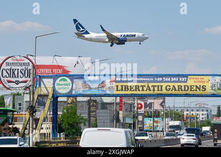 Otopeni, Romania. 9 luglio 2024: Il volo Tarom da Francoforte a Bucarest atterra all'Aeroporto Internazionale Henri Coanda di Bucarest (AIHCB), sopra la strada Nazionale n.. 1 a Otopeni, 16,5 km a nord di Bucarest. La compagnia aerea statale rumena Tarom ha ripreso i voli dopo che ieri sono stati cancellati 52 voli e più di 2000 passeggeri sono stati colpiti a seguito della decisione dei piloti di dichiararsi inidonei al volo. Lo sciopero non dichiarato terminò dopo che la direzione della compagnia aerea accettò di aumentare i salari dei piloti. Crediti: Lucian Alecu/Alamy Live News Foto Stock