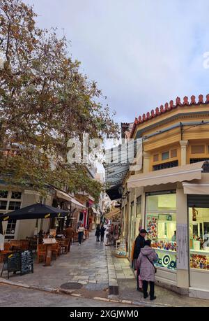 Negozi di artigianato in strada visitati dai turisti ad Atene. Lo shopping di souvenir ad Atene sarà semplice come prendere una bottiglia di ouzo, una piccola statuetta di alabastro delle Cicladi o un pacchetto di origano. Da stravaganti trucchi e divertenti souvenir a strumenti musicali, prodotti gastronomici, manufatti fatti fatti a mano e gioielli di lusso, c'è molto da trovare ad Atene. Grecia. Foto Stock