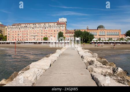 Vista dal molo in cemento dell'Hotel Excelsior al Lido di Venezia in una mattinata d'estate Foto Stock