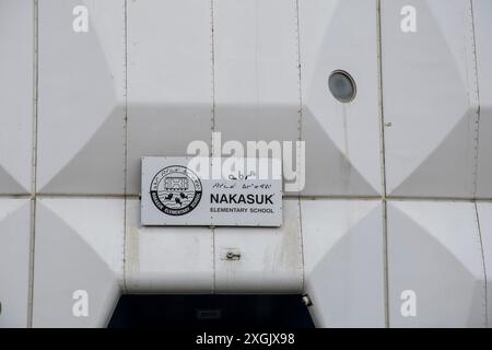 Insegna bilingue Nakasuk Elementary School in inglese e Inuktitut sulla circonvallazione di Iqaluit, Nunavut, Canada Foto Stock