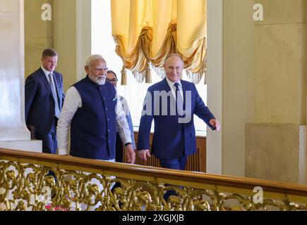 Mosca, Russia. 9 luglio 2024. Il presidente russo Vladimir Putin, a destra, scorta il primo ministro indiano Narendra modi, a sinistra, prima di un incontro bilaterale al grande Palazzo del Cremlino, il 9 luglio 2024, nell'Oblast' di Mosca, in Russia. Credito: PIB/Ufficio informazioni stampa/Alamy Live News Foto Stock