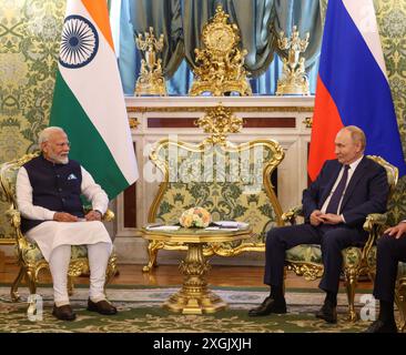 Mosca, Russia. 9 luglio 2024. Il presidente russo Vladimir Putin, a destra, tiene un incontro bilaterale con il primo ministro indiano Narendra modi, a sinistra, presso il grande Palazzo del Cremlino, il 9 luglio 2024, nell'Oblast' di Mosca, in Russia. Credito: PIB/Ufficio informazioni stampa/Alamy Live News Foto Stock