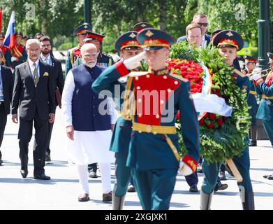 Mosca, Russia. 9 luglio 2024. Il primo ministro indiano Narendra modi, a sinistra, colloca una corona presso la Tomba del Milite Ignoto nella Piazza Rossa, il 9 luglio 2024, a Mosca, Oblast' di Mosca, Russia. Credito: PIB/Ufficio informazioni stampa/Alamy Live News Foto Stock