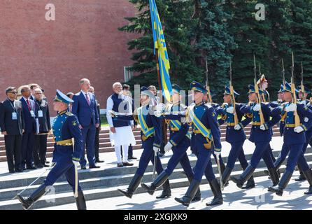 Mosca, Russia. 9 luglio 2024. Il primo ministro indiano Narendra modi, al centro, assiste alla processione delle guardie d'onore durante una cerimonia di corona presso la Tomba del Milite Ignoto in Piazza Rossa, 9 luglio 2024 a Mosca, Oblast' di Mosca, Russia. Credito: PIB/Ufficio informazioni stampa/Alamy Live News Foto Stock