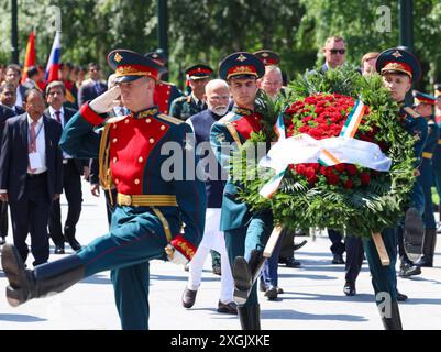 Mosca, Russia. 9 luglio 2024. Il primo ministro indiano Narendra modi, centro, colloca una corona presso la Tomba del Milite Ignoto nella Piazza Rossa, il 9 luglio 2024 a Mosca, Oblast' di Mosca, Russia. Credito: PIB/Ufficio informazioni stampa/Alamy Live News Foto Stock