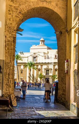 Arcata su Piazza della Cattedrale e Iglesia Santiago Apostol, centro storico, Cadice, Spagna. Foto Stock