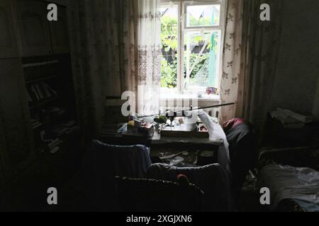 KIEV, UCRAINA - 8 LUGLIO 2024 - finestre frantumate sono in una casa Vasylia Verkhovyntsia Street nell'insediamento di Peremoha nel distretto di Sviatoshynskyi Foto Stock