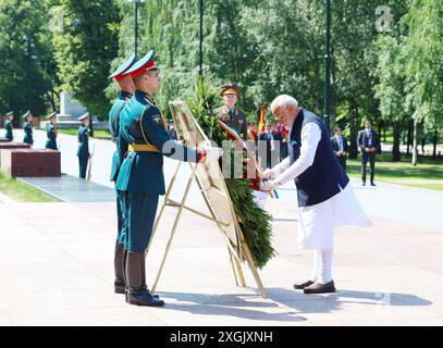 Mosca, Russia. 9 luglio 2024. Il primo ministro indiano Narendra modi, a destra, colloca una corona presso la tomba del Milite Ignoto nella Piazza Rossa, il 9 luglio 2024, a Mosca, Oblast' di Mosca, Russia. Credito: PIB/Ufficio informazioni stampa/Alamy Live News Foto Stock