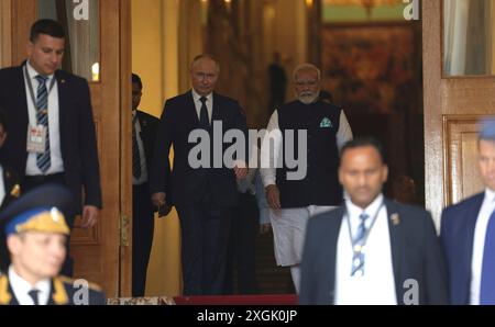 Mosca, Russia. 9 luglio 2024. Il presidente russo Vladimir Putin, a sinistra, accompagna il primo ministro indiano Narendra modi, a destra, al corteo in partenza dal Cremlino, il 9 luglio 2024, nell'Oblast' di Mosca, in Russia. Crediti: Gavriil Grigorov/piscina del Cremlino/Alamy Live News Foto Stock