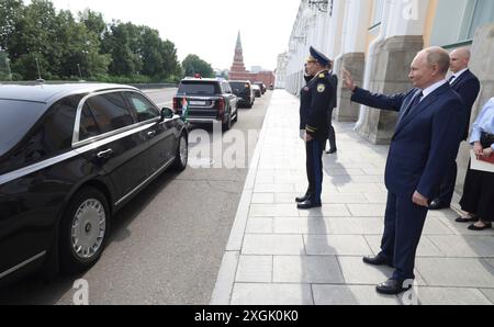 Mosca, Russia. 9 luglio 2024. Il presidente russo Vladimir Putin, a destra, saluta il corteo che trasporta il primo ministro indiano Narendra modi, alla partenza dal Cremlino, il 9 luglio 2024, nell'Oblast' di Mosca, in Russia. Crediti: Gavriil Grigorov/piscina del Cremlino/Alamy Live News Foto Stock