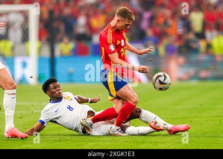 Monaco, Paesi Bassi. 9 luglio 2024. MONACO DI BAVIERA, PAESI BASSI - 9 LUGLIO: La Francia Aurelien Tchouameni combatte per il possesso con la Spagna Dani Olmo durante la semifinale di UEFA EURO 2024 tra Spagna e Francia al Munich Football Arena il 9 luglio 2024 a Monaco, Paesi Bassi. (Foto di Andre Weening/Orange Pictures) credito: Orange Pics BV/Alamy Live News Foto Stock