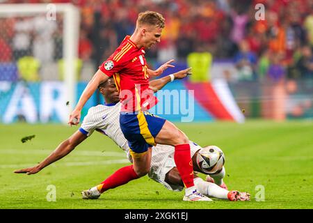 Monaco, Paesi Bassi. 9 luglio 2024. MONACO DI BAVIERA, PAESI BASSI - 9 LUGLIO: La Francia Aurelien Tchouameni combatte per il possesso con la Spagna Dani Olmo durante la semifinale di UEFA EURO 2024 tra Spagna e Francia al Munich Football Arena il 9 luglio 2024 a Monaco, Paesi Bassi. (Foto di Andre Weening/Orange Pictures) credito: Orange Pics BV/Alamy Live News Foto Stock