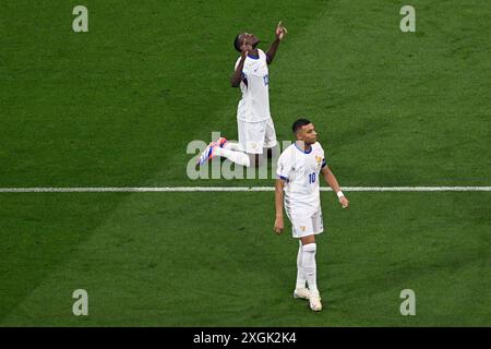 Monaco, Germania. 9 luglio 2024. Calcio, UEFA Euro 2024, Campionato europeo, Spagna - Francia, finale, semifinale, Munich Football Arena, Randal Kolo Muani, francese, celebra il suo obiettivo di arrivare a 0-1, il francese Kylian Mbappé sulla destra. Crediti: Sven Hoppe/dpa/Alamy Live News Foto Stock