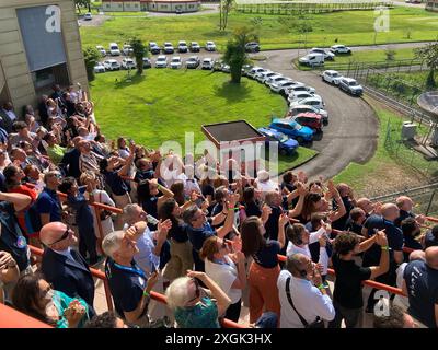 Kourou, Francia. 9 luglio 2024. La gente guarda il lancio del nuovo lanciatore europeo Ariane 6 presso lo spazio europeo di Kourou, nella Guyana francese. Il nuovo lanciatore europeo Ariane 6 è stato lanciato nello spazio per la prima volta. Il razzo è decollato dallo spazioporto europeo di Kourou, nella Guiana francese, intorno alle 21 (CEST). Crediti: Rachel Boßmeyer/dpa/Alamy Live News Foto Stock