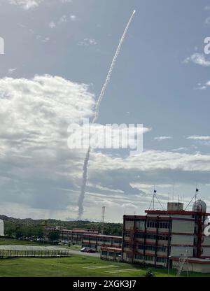 Kourou, Francia. 9 luglio 2024. Il nuovo lanciatore europeo Ariane 6 decolla nello spazio per la prima volta allo spazio europeo di Kourou, nella Guyana francese. Il razzo è decollato dallo spazioporto europeo di Kourou, nella Guiana francese, intorno alle 21 (CEST). Crediti: Rachel Boßmeyer/dpa/Alamy Live News Foto Stock