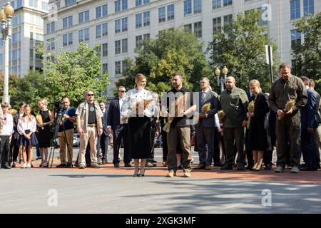 Kiev, Ucraina. 9 luglio 2024. Il presidente ucraino Volodymyr Zelenskyy e la first lady Olena Zelenska hanno posto una guaina di grano per onorare le vittime dei regimi totalitari al Memoriale alle vittime dell'Holodomor, 9 luglio 2024 a Kiev, Ucraina. Dopo la cerimonia Zelenskyy partì per il 75° vertice NATO a Washington. Credito: Presidenza Ucraina/Ufficio stampa presidenziale ucraino/Alamy Live News Foto Stock