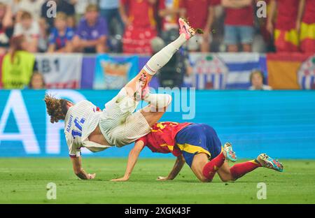 Monaco, Germania. 9 luglio 2024. Adrien Rabiot, fra 14 competono per il pallone, tackle, duello, colpo di testa, zweikampf, azione, lotta contro Aymeric Laporte, ESP 14 nella partita di semifinale SPAGNA - FRANCIA dei Campionati europei UEFA 2024 del 9 luglio 2024 a Monaco, Germania. Fotografo: ddp Images/STAR-Images credito: ddp media GmbH/Alamy Live News Foto Stock