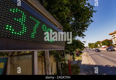 Otopeni, Romania. 9 luglio 2024: 37 gradi celsius (98,6 fahrenheit) è la temperatura visualizzata da un termometro digitale in una fermata dell'autobus in una calda giornata estiva a Otopeni, Romania. Crediti: Lucian Alecu/Alamy Live News Foto Stock