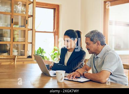 Investimento, laptop e senior man con consulente e consulente finanziario e pianificazione pensionistica. Informazioni tecniche, pensionistiche e Internet con Foto Stock