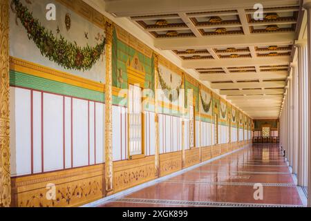 Pacific Palisades, California USA - 12 aprile 2017: Passerella peristilia interna modellata sulla Villa romana dei Papiri al Getty Villa Museum. Foto Stock