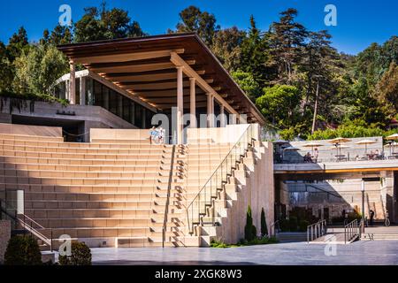 Pacific Palisades, California USA - 12 aprile 2017: Coppia seduta a platea nell'anfiteatro all'aperto presso il Getty Villa Museum. Foto Stock