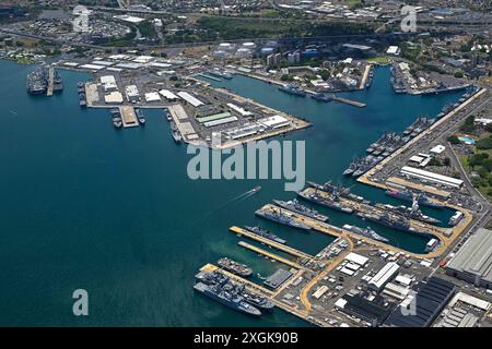 5 luglio 2024 - Honolulu, Hawaii, USA - una vista aerea delle navi ormeggiate alla Joint base Pearl Harbor-Hickam e all'isola Ford durante l'esercitazione Rim of the Pacific 2024, Julyy 5. Ventinove nazioni, 40 navi di superficie, tre sottomarini, 14 forze terrestri nazionali, più di 150 aerei e 25.000 personale partecipano al RIMPAC nelle e intorno alle isole Hawaii, dal giugno 27 al agosto 1. RIMPAC, la più grande esercitazione marittima internazionale al mondo, offre un'opportunità di formazione unica promuovendo e sostenendo al contempo relazioni di cooperazione tra i partecipanti fondamentali per garantire la sicurezza delle corsie marittime Foto Stock