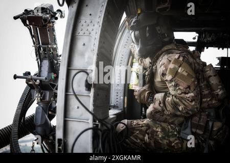 Un aviatore delle missioni speciali degli Stati Uniti in un USAF HH-60G Pavehawk. Foto Stock