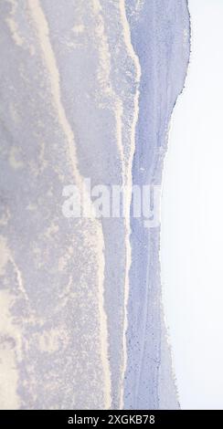 Una splendida vista aerea dei campi di lavanda in piena fioritura al tramonto, che mostra le vibranti sfumature viola e gli intricati motivi dei fiori Foto Stock