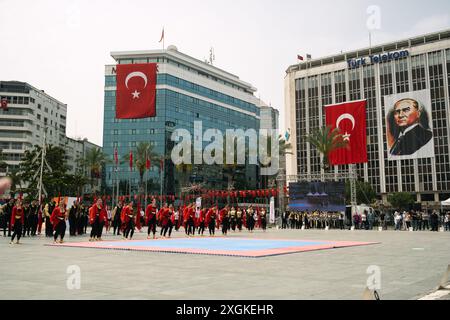 Izmir, Turchia - 19 maggio 2024: Giovani ballerini si esibiscono durante la celebrazione della giornata della Gioventù e dello Sport e della giornata commemorativa di Ataturk in Piazza della Repubblica Foto Stock