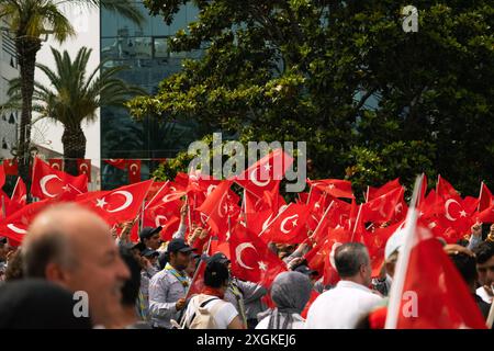 Izmir, Turchia - 19 maggio 2024: Gli scout marciano con le bandiere turche durante la giornata della Gioventù e dello Sport e le celebrazioni del Memorial Day Ataturk a Republic Squa Foto Stock