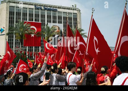 Izmir, Turchia - 19 maggio 2024: Giovani atleti che marciano con bandiere turche durante la giornata della Gioventù e dello Sport e le celebrazioni del Memorial Day Ataturk al Repub Foto Stock