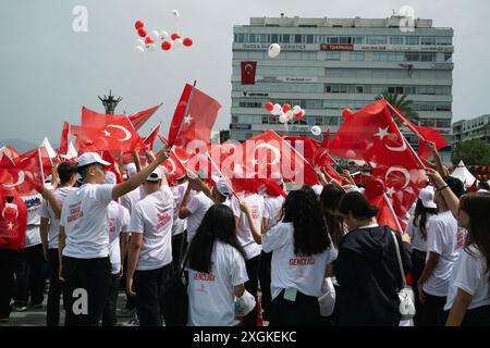 Izmir, Turchia - 19 maggio 2024: Giovani atleti che marciano con bandiere turche durante la giornata della Gioventù e dello Sport e le celebrazioni del Memorial Day Ataturk al Repub Foto Stock