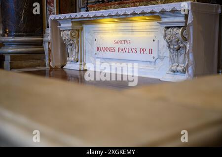 La tomba di San Giovanni Paolo II sotto l'altare di San Sebastiano nella Basilica di San Pietro, in Vaticano. Foto Stock