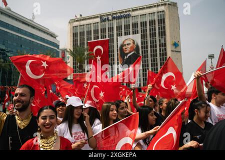 Izmir, Turchia - 19 maggio 2024: Giovani atleti che marciano con bandiere turche durante la giornata della Gioventù e dello Sport e le celebrazioni del Memorial Day Ataturk al Repub Foto Stock