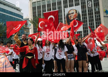 Izmir, Turchia - 19 maggio 2024: Giovani atleti che marciano con bandiere turche durante la giornata della Gioventù e dello Sport e le celebrazioni del Memorial Day Ataturk al Repub Foto Stock