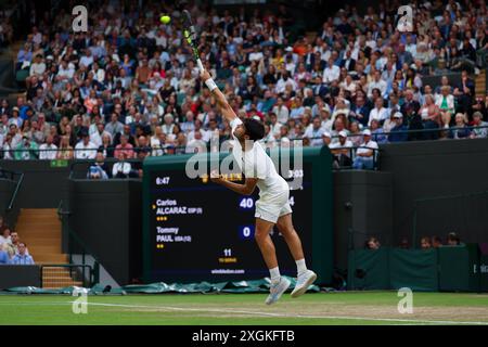 9 luglio 2024; All England Lawn Tennis and Croquet Club, Londra, Inghilterra; Wimbledon Tennis Tournament, 9° giorno; Carlos Alcaraz (ESP) serve a Tommy Paul (USA), match di quarto di finale maschile Foto Stock